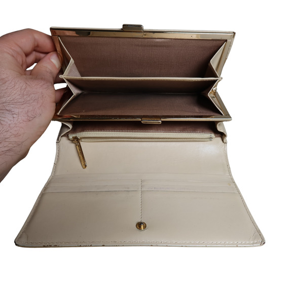 Samantha Thavasa Long Wallet Beige Patent Leather, Heart Ingrained Gold Hardware - Picture 7 of 11